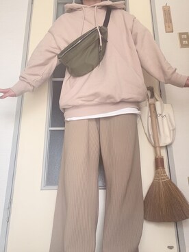 「GU（ジーユー）のアイテム（パーカー、ベージュ系）」を使った、あぽーにゃさん（レディース・155cm）の冬コーディネート