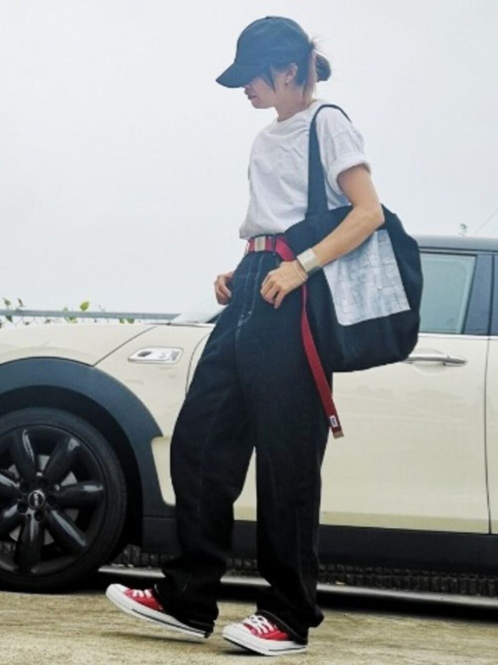 「パンツスタイル、シンプル、大好きな人コラボコーデ、バックプリント、カジュアルコーデ、おしゃれさんと繋がりたい、converse、ママコーデ、ハイウエストデニム、ブラックデニム」｜「kutirのハイウエストストレートデニムパンツ（デニムパンツ、ブラック系）」を使った、RIyO.さん（レディース・157cm）の夏コーディネートの1枚目の写真
