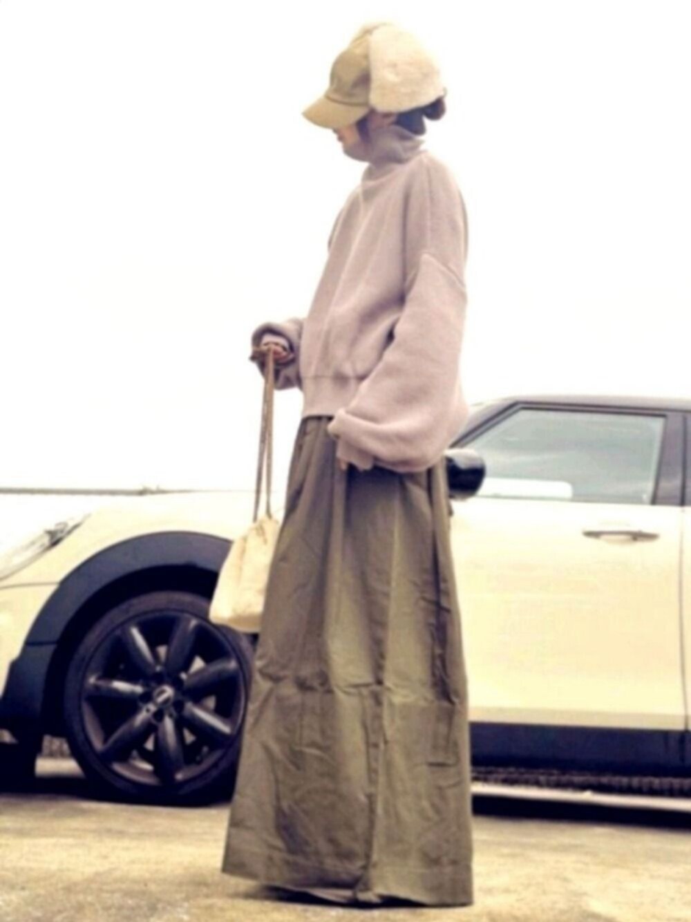 「La-gemme、ラジエム、グレージュ、ワイドパンツ、ビッグスリーブ、ハイネックニット、14+、カーキパンツ、おしゃれさんと繋がりたい、カジュアルガーリー」｜「La-gemmeのバルーンスリーブビッグニット（ニット/セーター、ベージュ系）」を使った、RIyO.さん（レディース・157cm）の秋コーディネートの1枚目の写真
