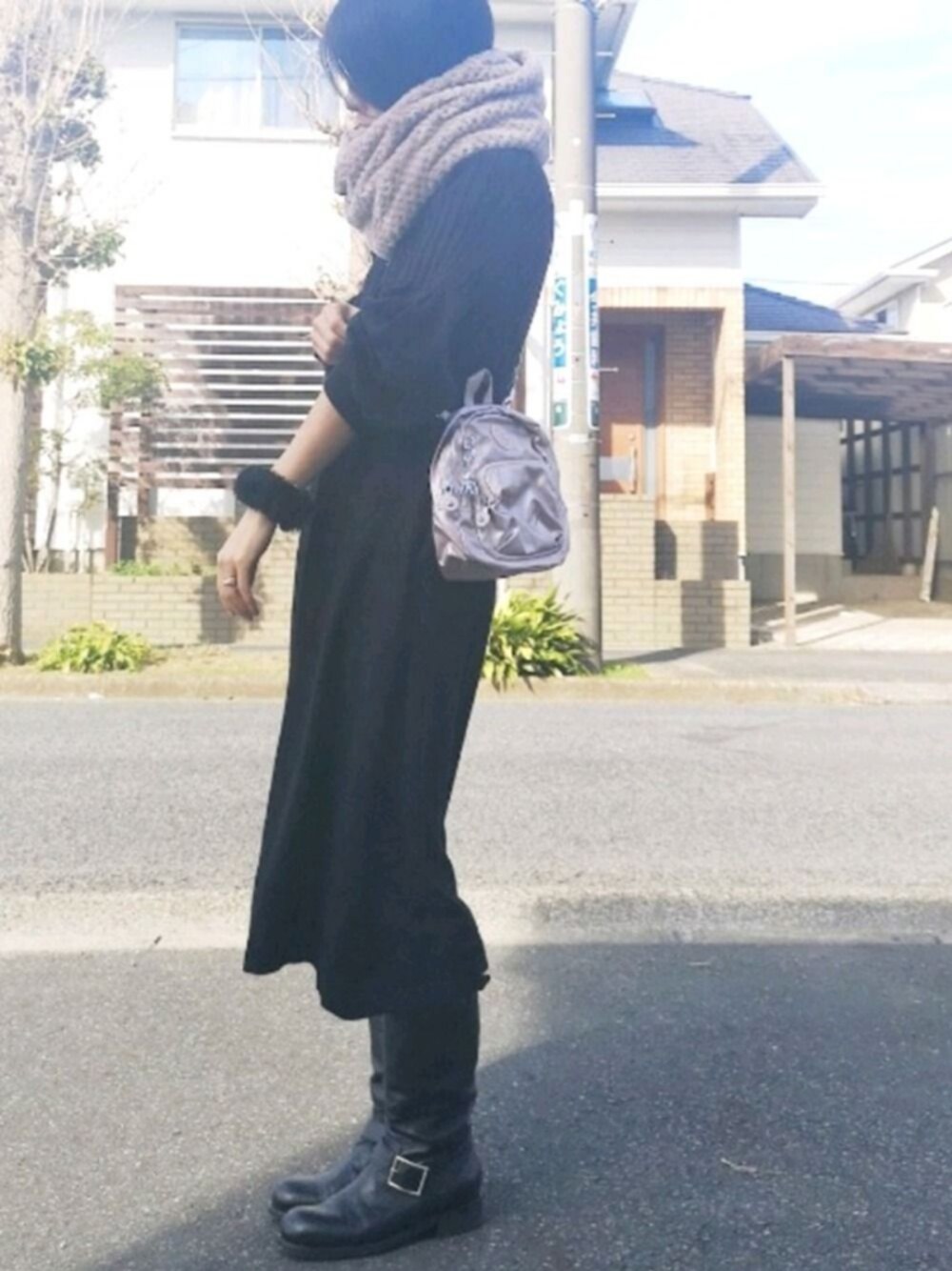 「キプリング、kipling、ゴリラ、ﾌﾞﾗｯｸ×ﾋﾟﾝｸ、スヌード、ラジエム、La-gemme、メタリックバッグ、Vネック、ニットワンピース」｜「niko and...のオリジナルエコファースヌード（ストール/ショール、ブラウン系）」を使った、RIyO.さん（レディース・157cm）の秋コーディネートの1枚目の写真