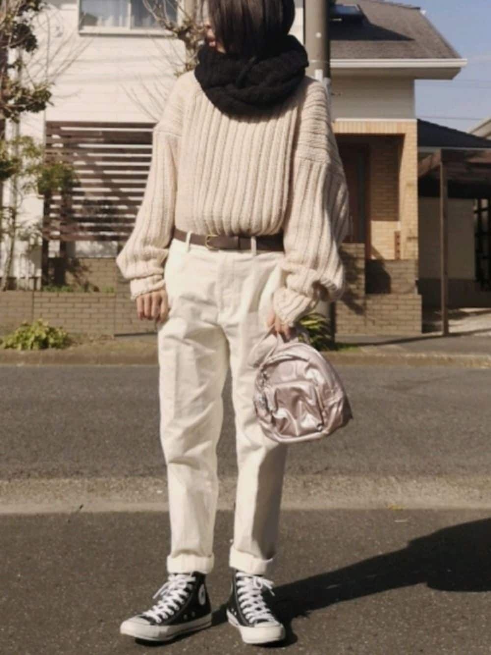 「キプリング、kipling、メタリックバッグ、ピンク、黒スヌード、タックイン、チャンキーニット、ユニクロ、コーデュロイ、アンクル丈」｜「WEGOのWEGO/モヘアタッチカラースヌード（ネックウォーマー/スヌード、ブラック系）」を使った、RIyO.さん（レディース・157cm）の秋コーディネートの1枚目の写真