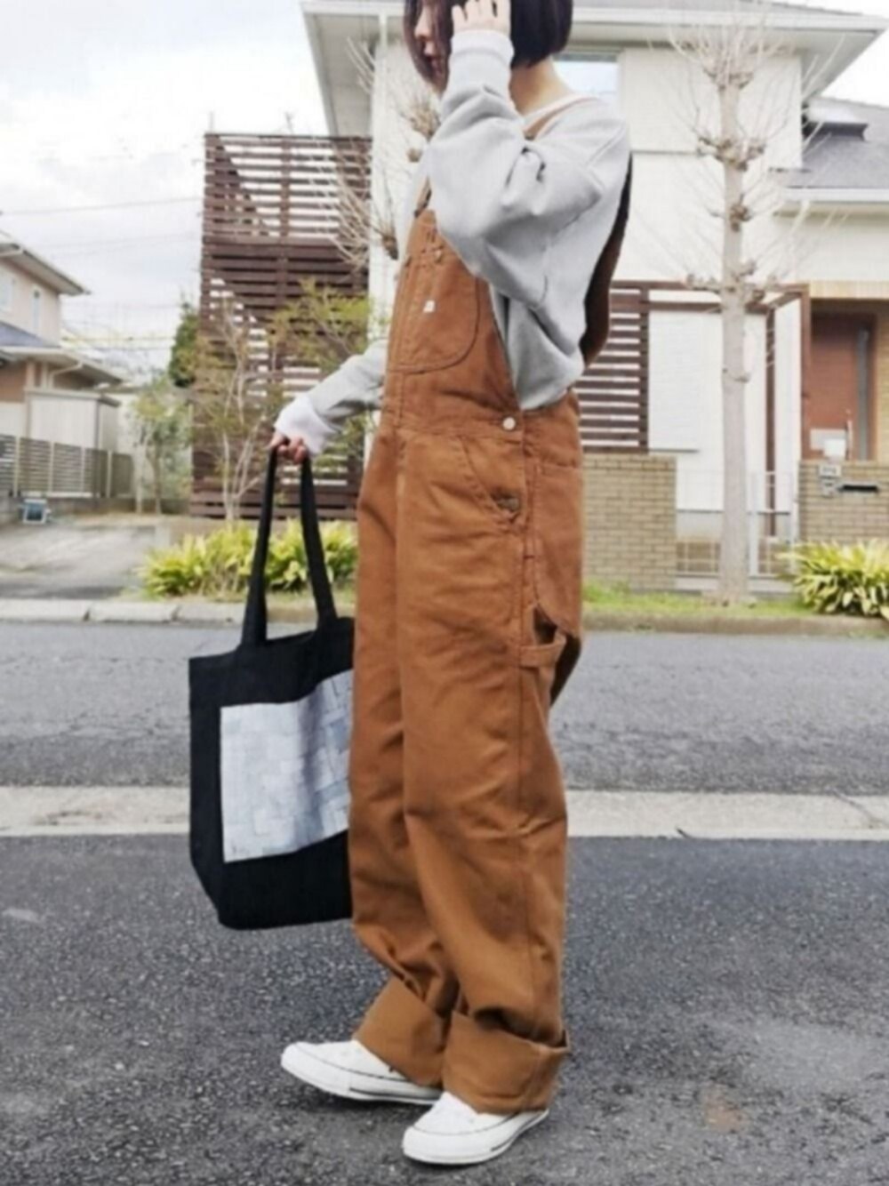 「LEE、leejapan、overall、オーバーオール、オーバーオールデニム、シンプルコーデ、サロペット、ブラウン、グレー、トートバッグ」｜「Leeのオーバーオール  color（サロペット/オーバーオール、ブラウン系）」を使った、RIyO.さん（レディース・157cm）の春コーディネートの1枚目の写真