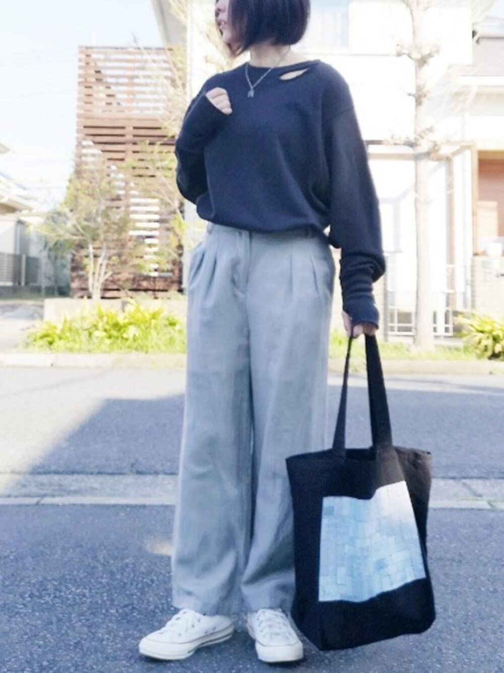「センスオブプレイス、SENSEOFPLACE、シンプルコーデ、モノトーン、リネンパンツ、ワイドストレートパンツ、DEVICE(DEVICE)、converse、CONVERSE TOKYO、DOOPZ」｜「SENSE OF PLACE by URBAN RESEARCHのリネンレーヨン ワイドストレートパンツ（その他パンツ、グリーン系）」を使った、RIyO.さん（レディース・157cm）の春コーディネートの1枚目の写真