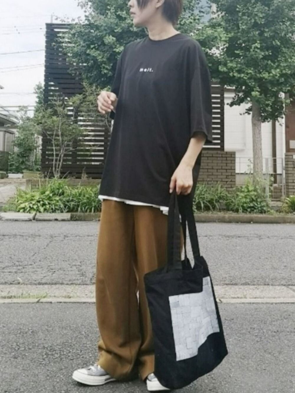 「シンプル、メンズライク、おしゃれさんと繋がりたい、ブラウンパンツ、ロゴT、ゆるコーデ、トートバッグ、ct70、DOOPZ、malt.」｜「antiquaのワンランク上の洒落感つくるレイヤードが叶う。裾ボタンキャミソール（キャミソール、ホワイト系）」を使った、RIyO.さん（レディース・157cm）の夏コーディネートの1枚目の写真