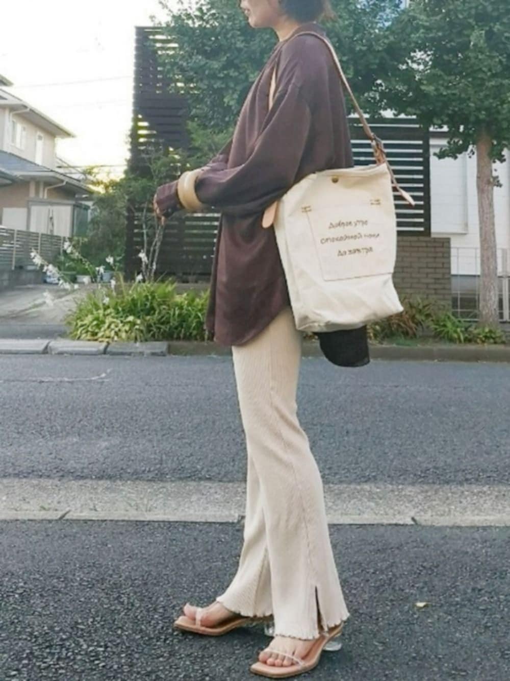 「大人コーデ、レギンスパンツ、クリアサンダル、アンブルネージュ、おしゃれさんと繋がりたい、秋服準備はじめました、大人カジュアル、オトナ女子、バンドカラー、PR」｜「Ambre Neigeのヴィンテージサテンチュニック／サテンブラウス／チャイナ風シャツ／【WEB/EC限定商品】（シャツ/ブラウス、ブラウン系）」を使った、RIyO.さん（レディース・157cm）の夏コーディネートの1枚目の写真