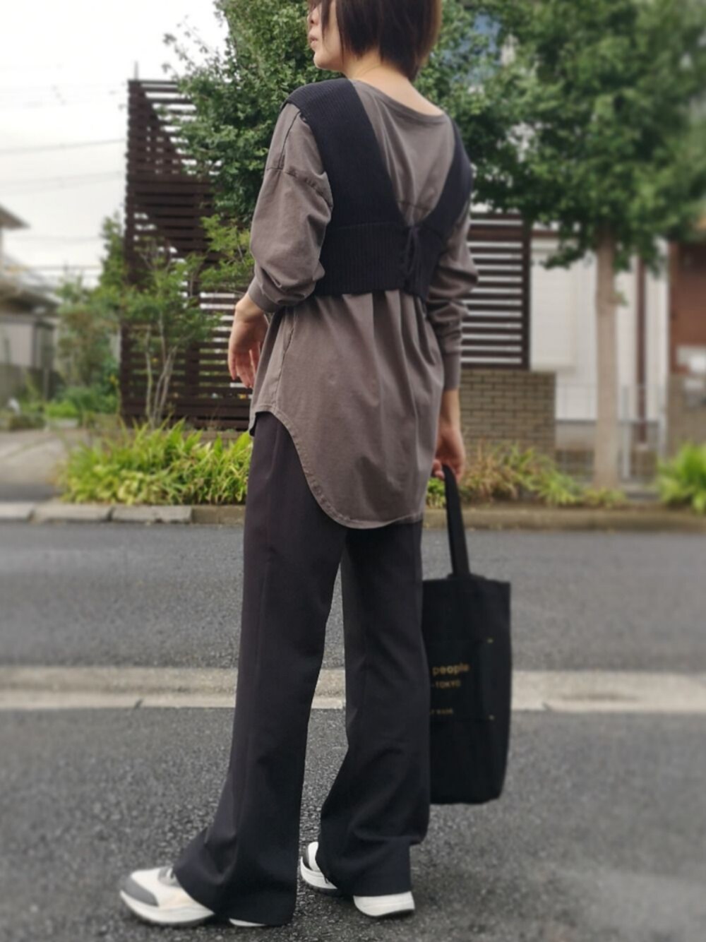 ブラック系のその他トップス、ブラック系のTシャツ/カットソー、ブラック系のスラックスを着用したレディースの秋コーディネートの1枚目の写真