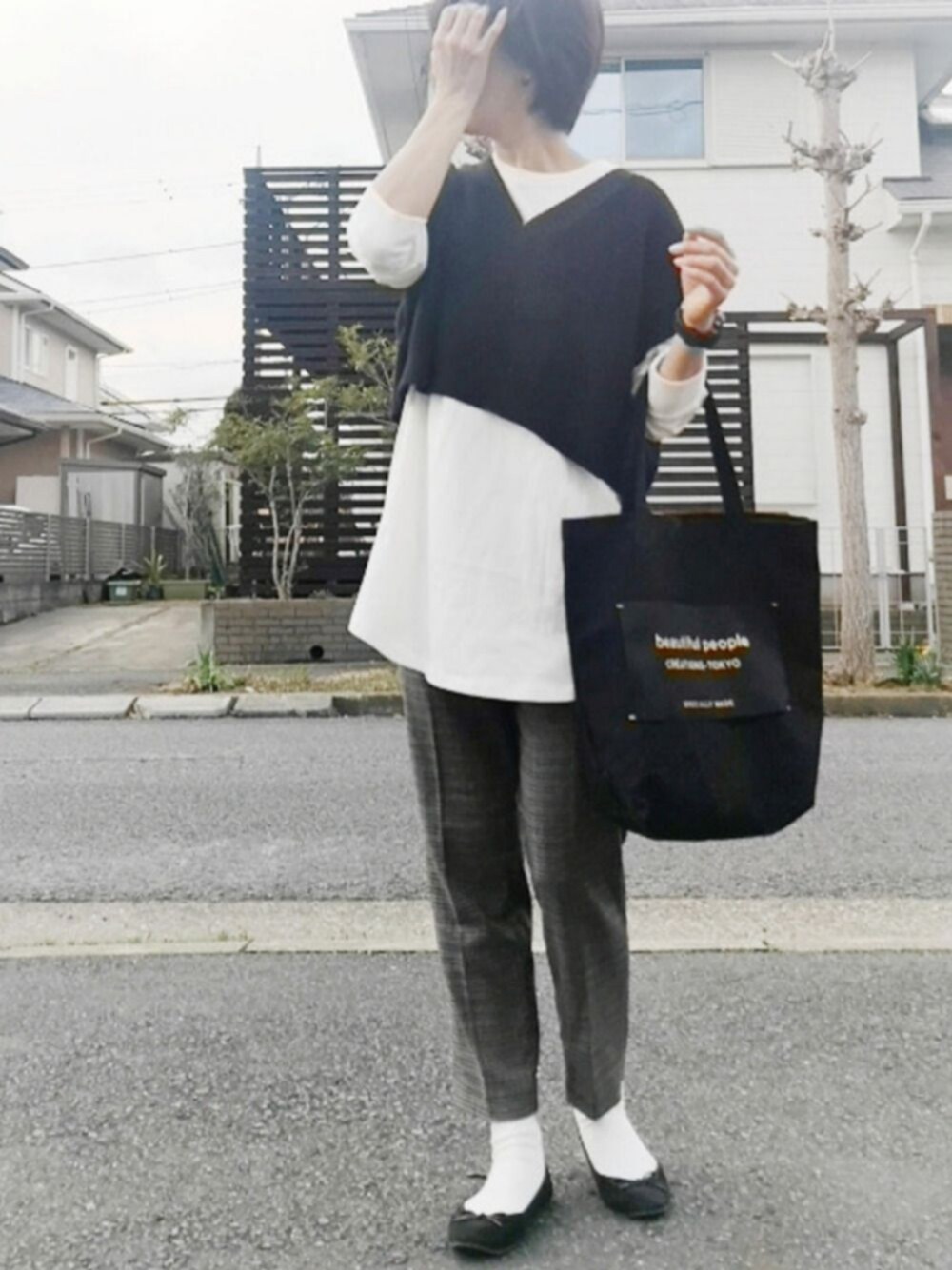 「ITEMS URBANRESEARCH、アイテムズアーバンリサーチ、ショートニットベスト、お洒落さんとつながりたい、モノトーンコーデ、モノトーン、千鳥格子、スラックス、バレエシューズ、pr」｜「H&Mのアイテム（パンツ、その他）」を使った、RIyO.さん（レディース・159cm）の春コーディネートの1枚目の写真