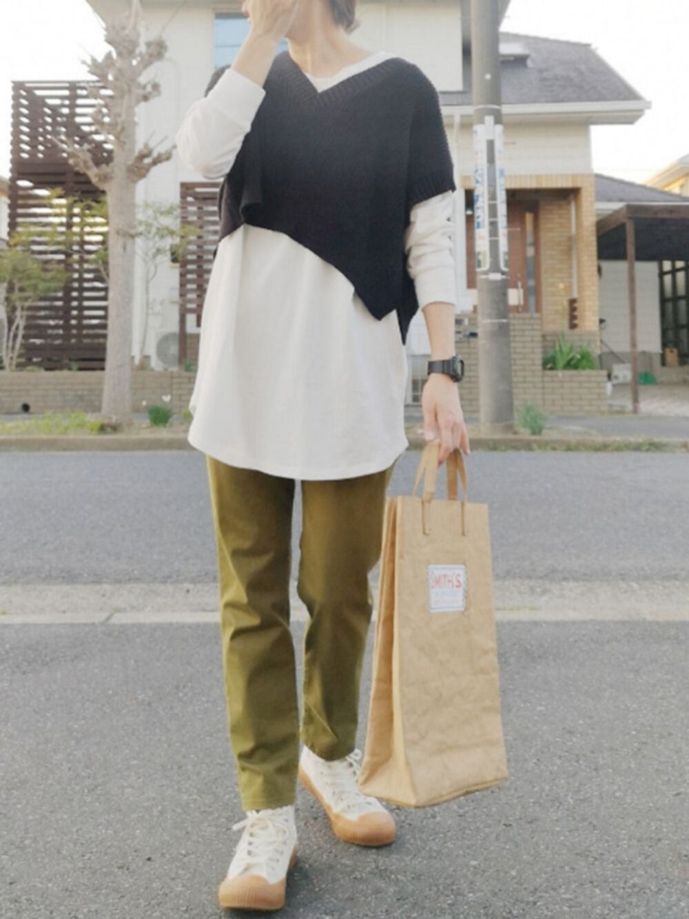 「ITEMS URBANRESEARCH、アイテムズアーバンリサーチ、ショートニットベスト、レイヤードスタイル、チノパン、ラクチンコーデ、春、シンプル、パンツコーデ、pr」｜「ITEMS URBANRESEARCHのショートニットベストロングTシャツセット（ベスト、ブラック系）」を使った、RIyO.さん（レディース・159cm）の春コーディネートの1枚目の写真