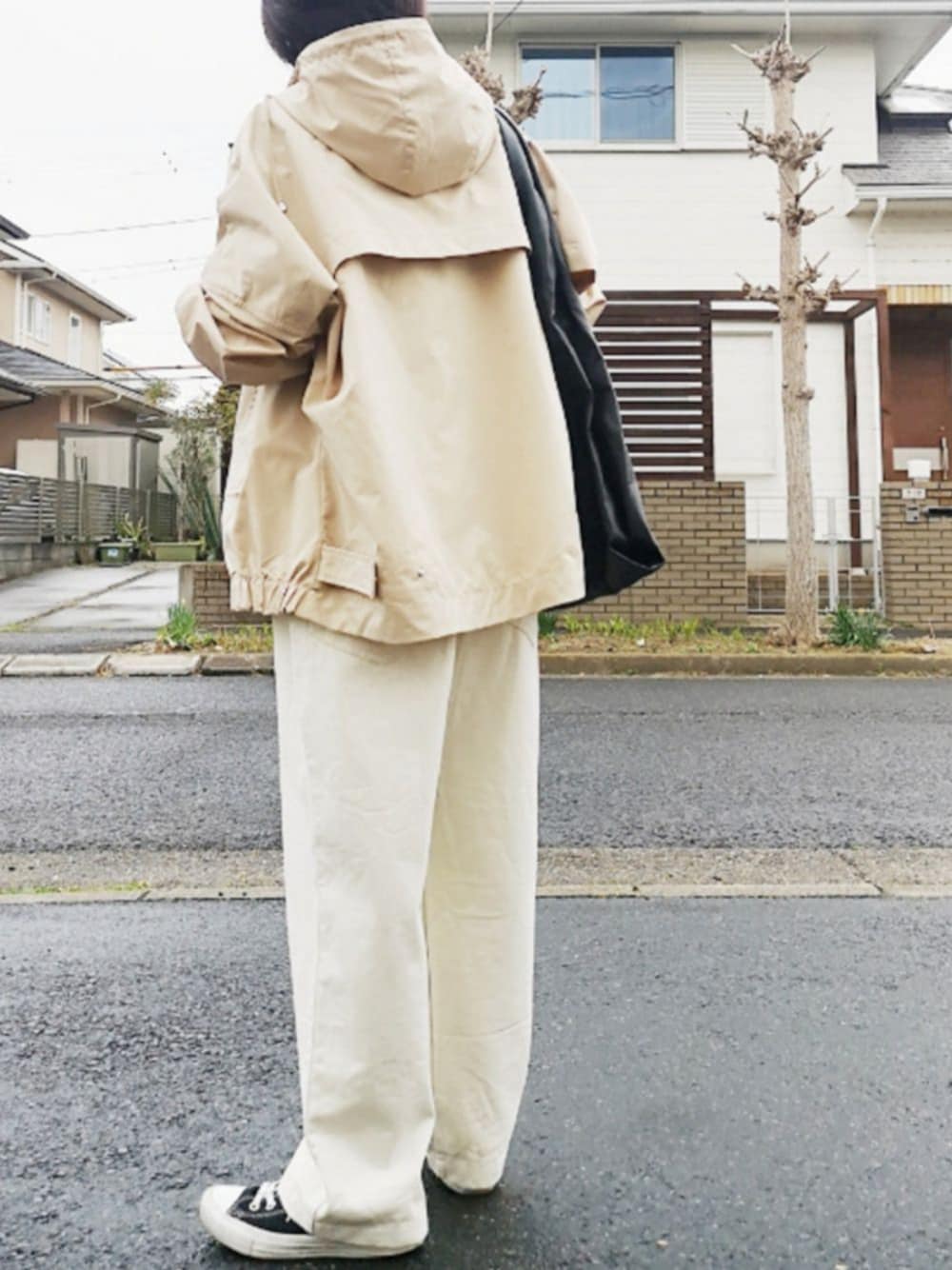 「きれいめカジュアル、マウンテンパーカー、リップスター、LIPSTAR、モノトーン、オーバーオール、コンバース、スニーカー、PR、雨の日コーデ」｜「LIPSTARの【WEB別注サイズあり】撥水防汚・UVカット機能付きマウンテンパーカー（ブルゾン、ベージュ系）」を使った、RIyO.さん（レディース・159cm）の春コーディネートの1枚目の写真