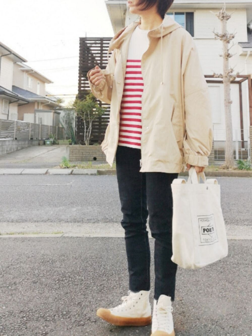 「リップスター、LIPSTAR、でにむ、ハイカット、マウンテンパーカー、トートバッグ、オトナカジュアル、シンプル、春」｜「LIPSTARの【WEB別注サイズあり】撥水防汚・UVカット機能付きマウンテンパーカー（ブルゾン、ベージュ系）」を使った、RIyO.さん（レディース・159cm）の春コーディネートの1枚目の写真