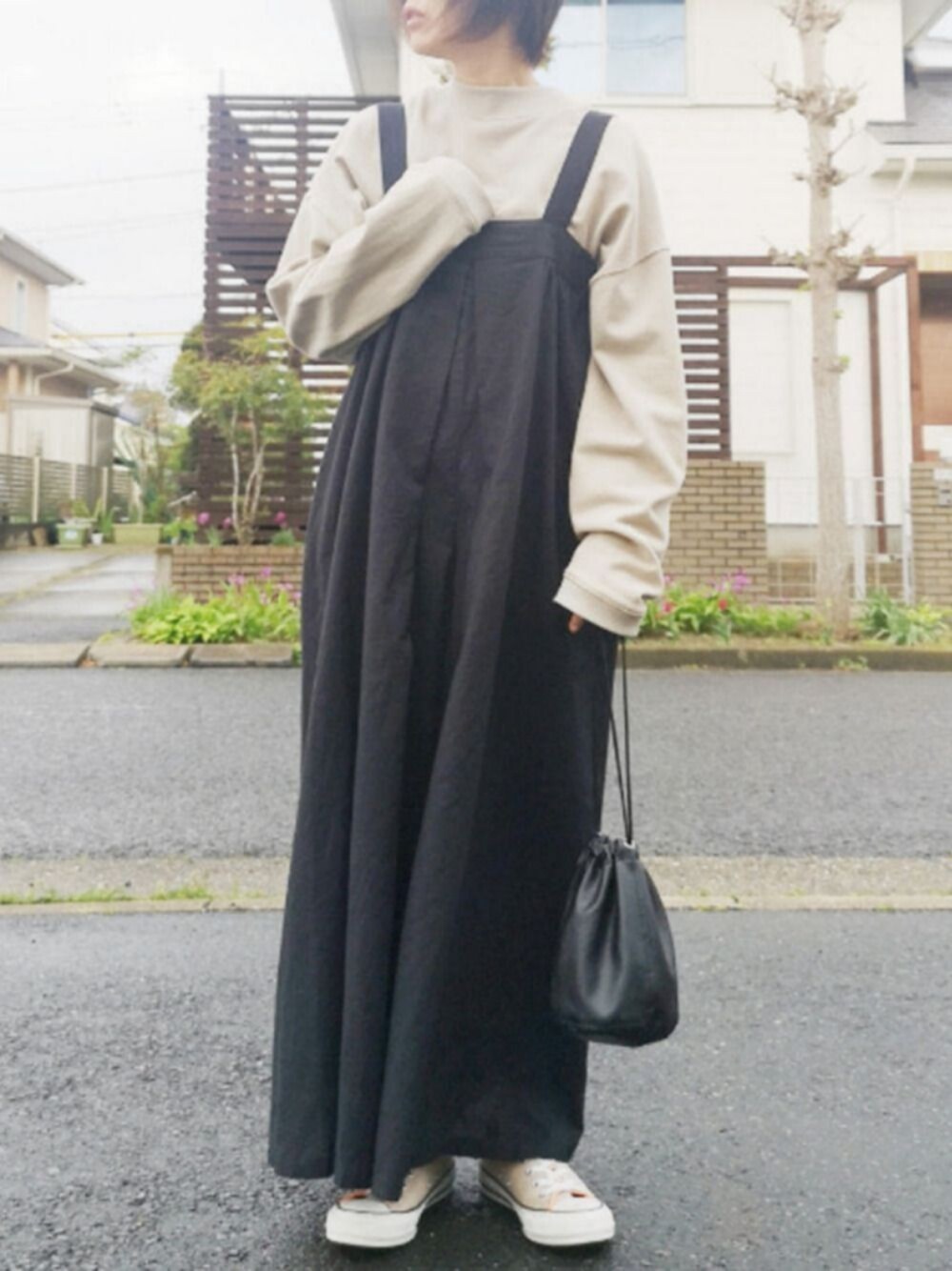 「サニーレーベル、Sonny　Label、サロペット、リネンサロペット、お洒落さんとつながりたい、ビッグシルエット、オトナカジュアル、ショート丈トップス、PR、ベージュ×ブラック」｜「URBAN RESEARCH Sonny Labelのリネンコットンタックワイドサロペット（サロペット/オーバーオール、ブラック系）」を使った、RIyO.さん（レディース・159cm）の春コーディネートの1枚目の写真