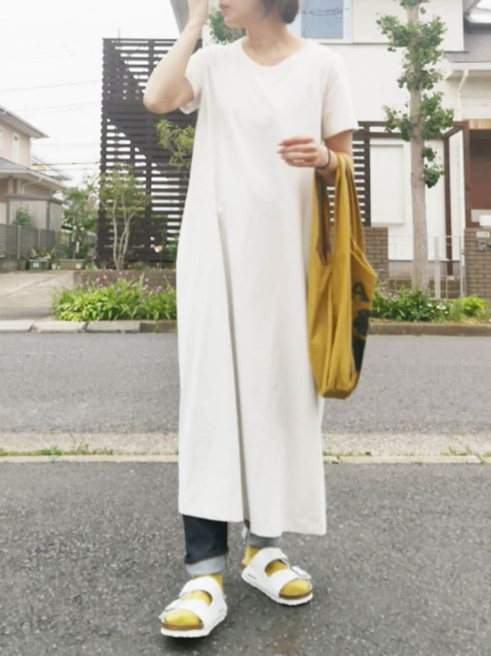 「カジュアルコーデ、おしゃれさんと繋がりたい、着回し抜群、ユニクロ、無印良品、ビリケンシュトック、アリゾナ、ママファッション、夏コーデ、ホワイト」｜「FREAK'S STOREの▽【WEB限定】YALE DOG MARKET TOTEBAG/イェールドッグマーケットトートバッグ (マルシェバッグ/エコバッグ)（トートバッグ、イエロー系）」を使った、RIyO.さん（レディース・159cm）の春コーディネートの1枚目の写真