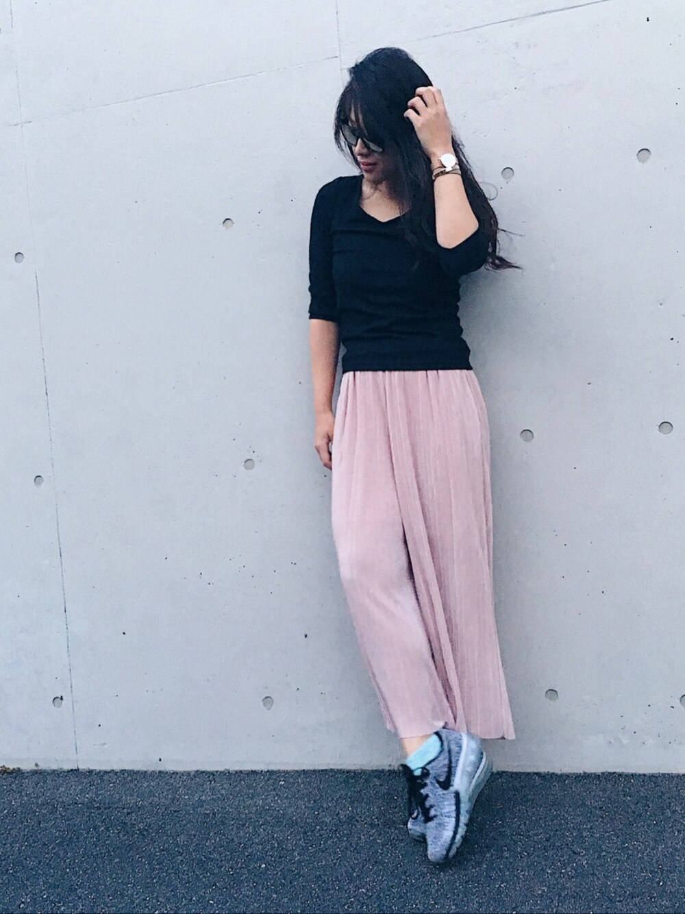「カジュアルコーデ、大人カジュアル、シンプルコーデ、ootd、黒、はるコーデ、パステルカラー、プリーツパンツ、ワイドパンツ」｜「LOWRYS FARMのシャイニープリーツパンツ　746980 （その他パンツ、ピンク系）」を使った、miyacoさん（レディース・163cm）の春コーディネートの1枚目の写真