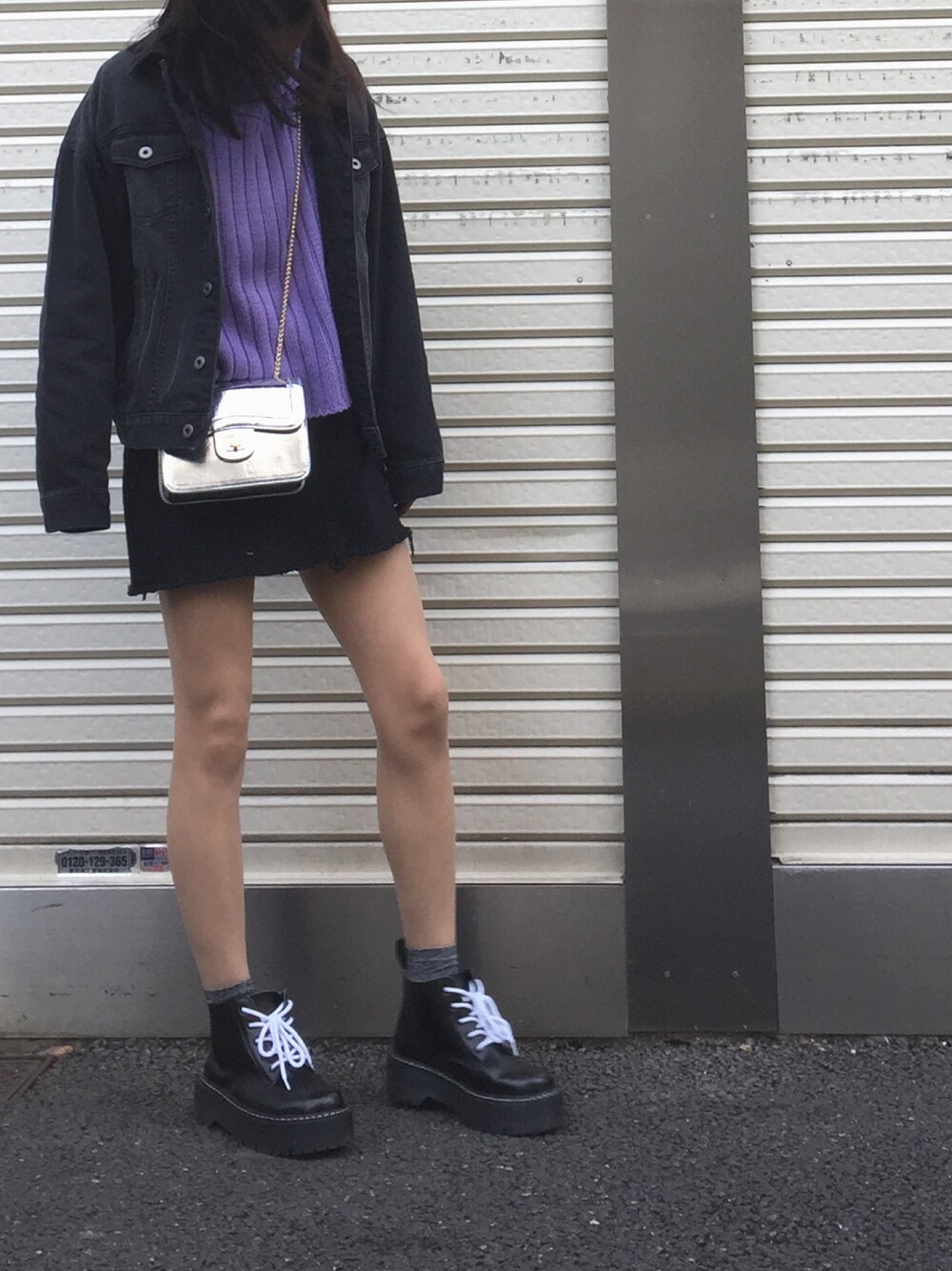 「denim、WEGO、jouetie、BUBBLES、RETOROGIRL、ジージャン、パープル、台形ｽｶｰﾄ、ショートブーツ、ショルダーバッグ」｜「WEGOのWEGO/オーバーサイズデニムジャケット（デニムジャケット、ブラック系）」を使った、yuka.さん（レディース・159cm）の冬コーディネートの1枚目の写真