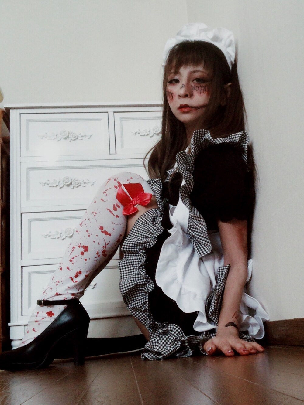 「ハロウィン、ハロウィンコーデ、メイド服、ゾンビ、ゾンビメイク、ハロウィンメイク、ハロウィンネイル、ボディーペイント」｜「claire'sのアイテム（ソックス/靴下、ホワイト系）」を使った、MiIさん（レディース・152cm）の秋コーディネートの1枚目の写真