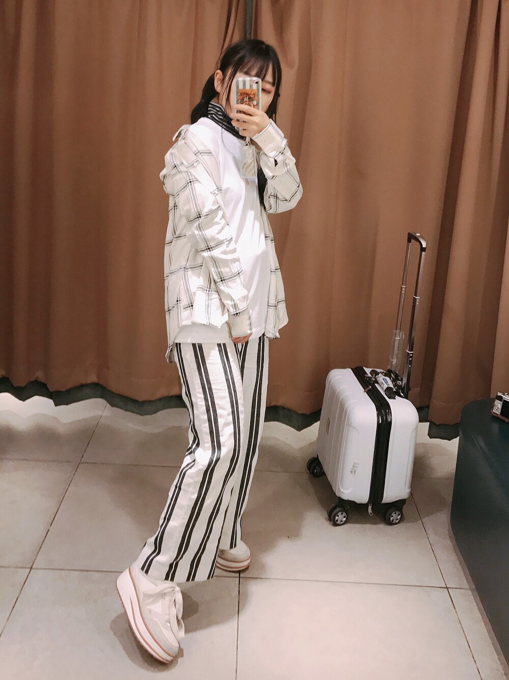 「シンプルコーデ」｜「重庆一家原创插画师做的のアイテム（Tシャツ/カットソー、ホワイト系）」を使った、是你的战士さん（レディース・155cm）の春コーディネートの1枚目の写真