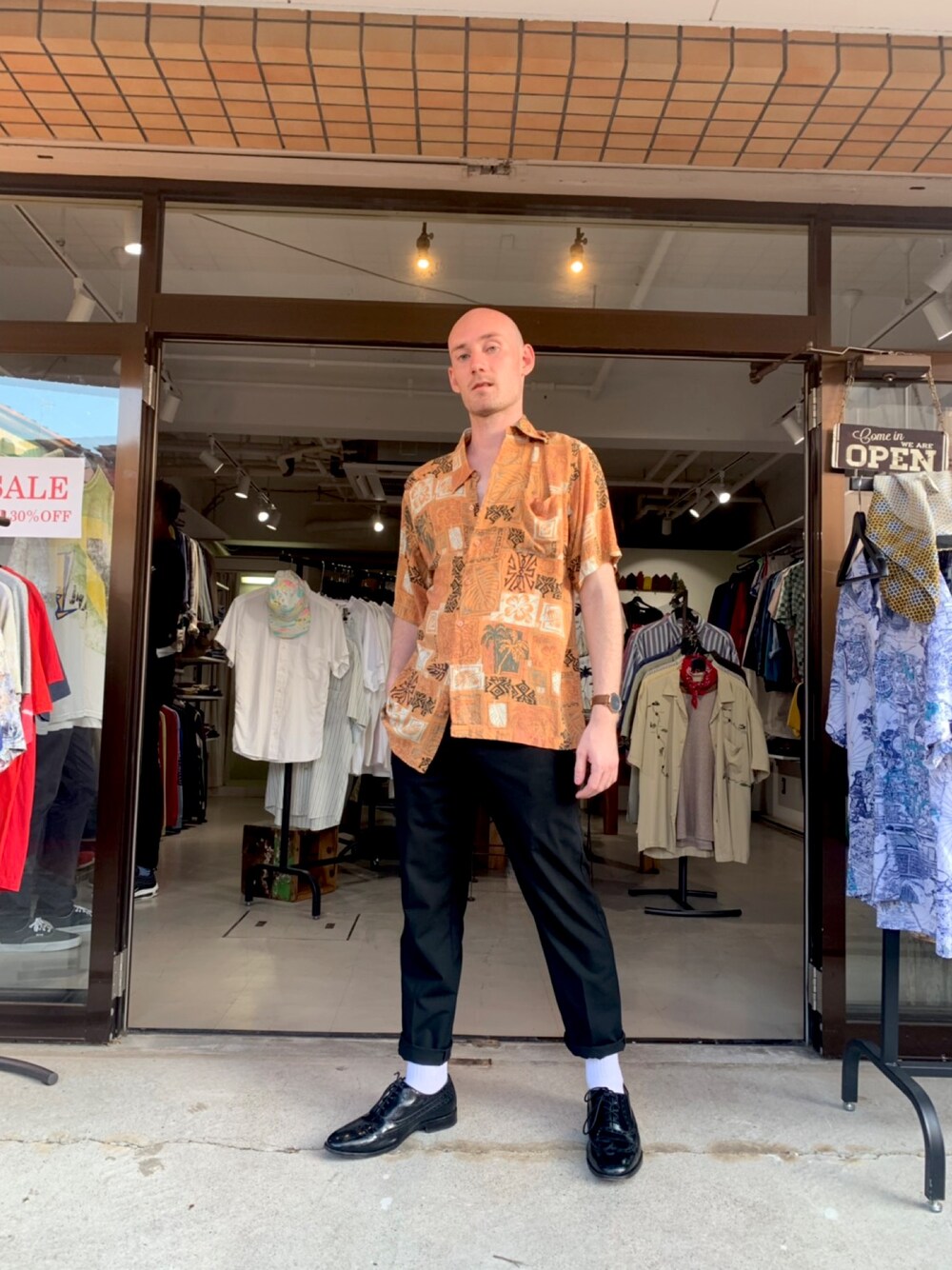 「Van Heusenのアイテム（その他パンツ、ブラック系）」を使った、seb さん（メンズ・178cm）の夏コーディネートの1枚目の写真