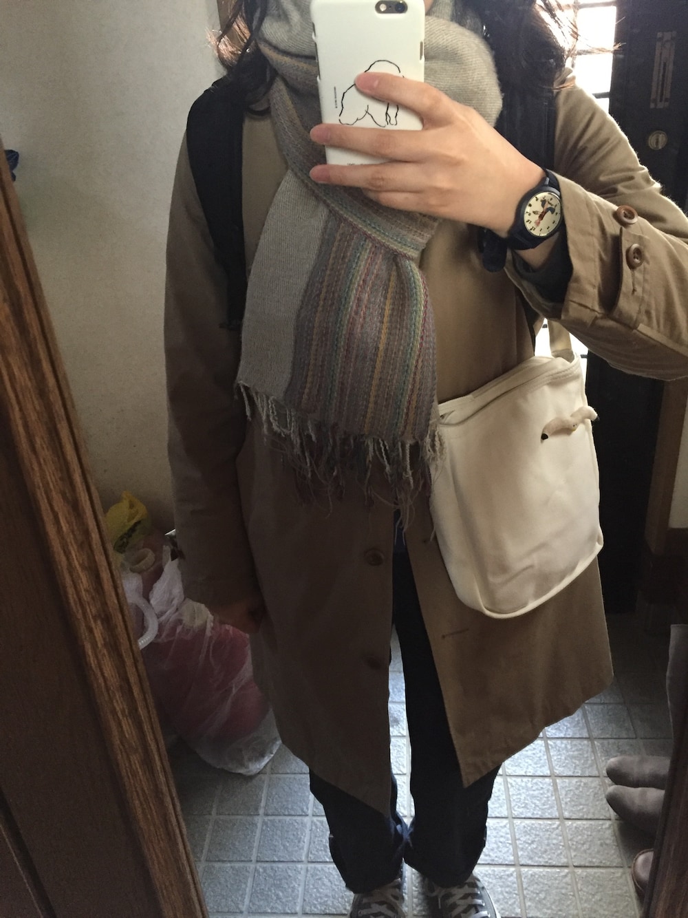 「MHL.のFINE TOUGH POPLIN（ステンカラーコート、ベージュ系）」を使った、さっささん（レディース・162cm）の春コーディネートの1枚目の写真