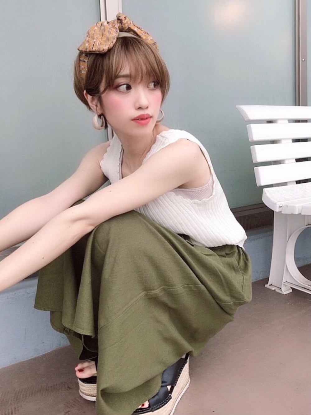 「夏コーデ、今日のコーデ、オトナ女子、カジュアルコーデ、スカーチョ、サマーニット、ヘアバンド、カーキ、リブニット、カジュアル」｜「LOWRYS FARMのカギバリリブタンク　838082（ニット/セーター、ホワイト系）」を使った、はる  さん（レディース・162cm）の夏コーディネートの1枚目の写真