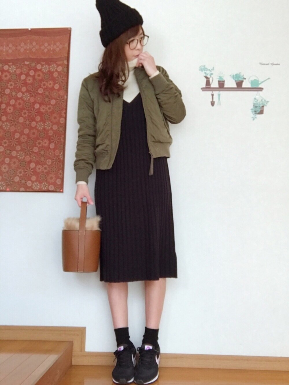 「大人カジュアル、ニット、キャミワンピ、MA-1、バケツバッグ、スニーカー、NIKE、黒、ハイネックニット、ママコーデ」｜「LOWRYS FARMのナカワタMA-1 731795（MA-1、グリーン系）」を使った、shimaさん（レディース・164cm）の冬コーディネートの1枚目の写真