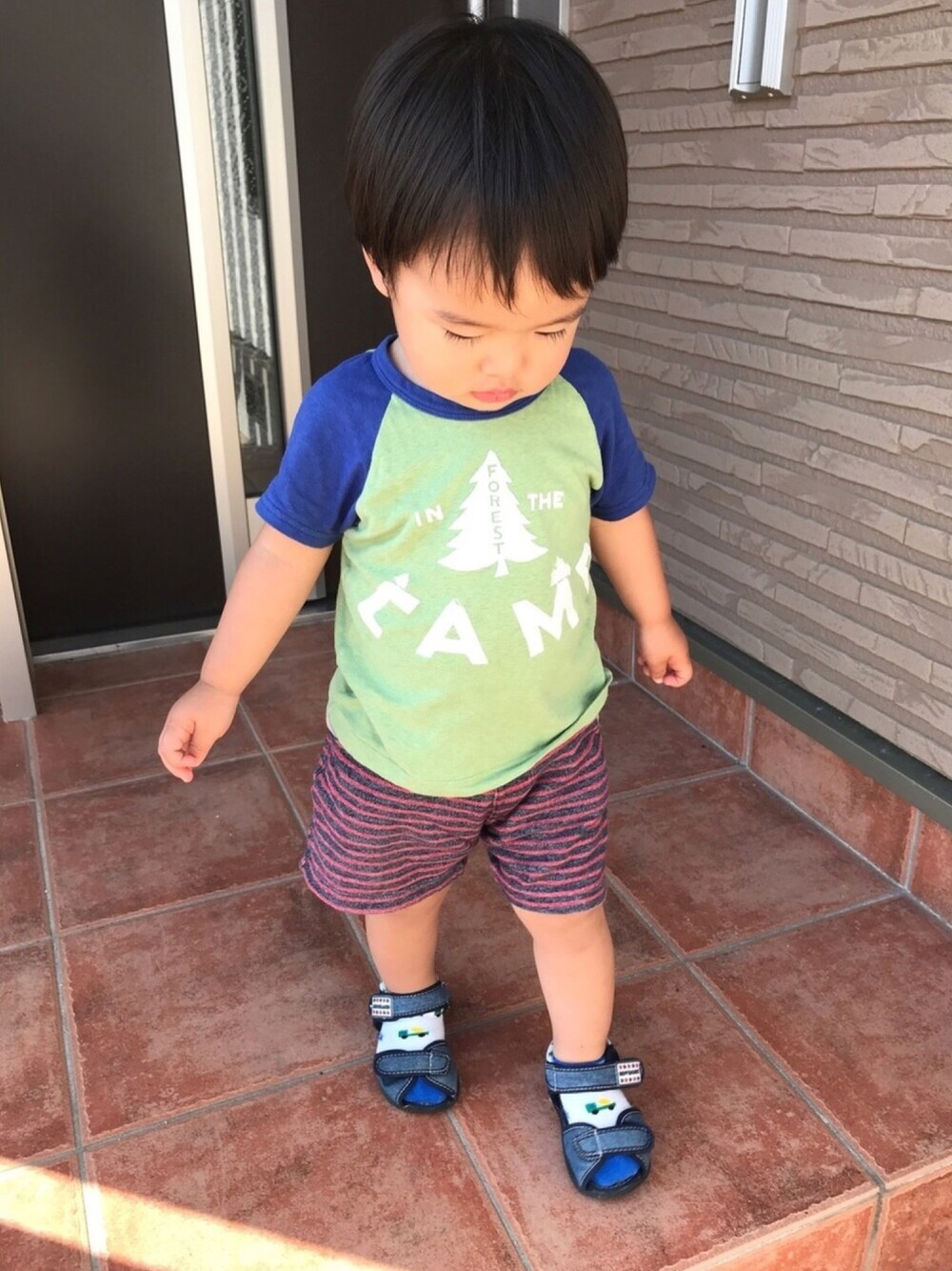 「男の子、2歳、誕生日」｜「F.O.KIDSの4色2柄キャンプTシャツ（Tシャツ/カットソー、グリーン系）」を使った、ayaさん（キッズ・80cm）の夏コーディネートの1枚目の写真