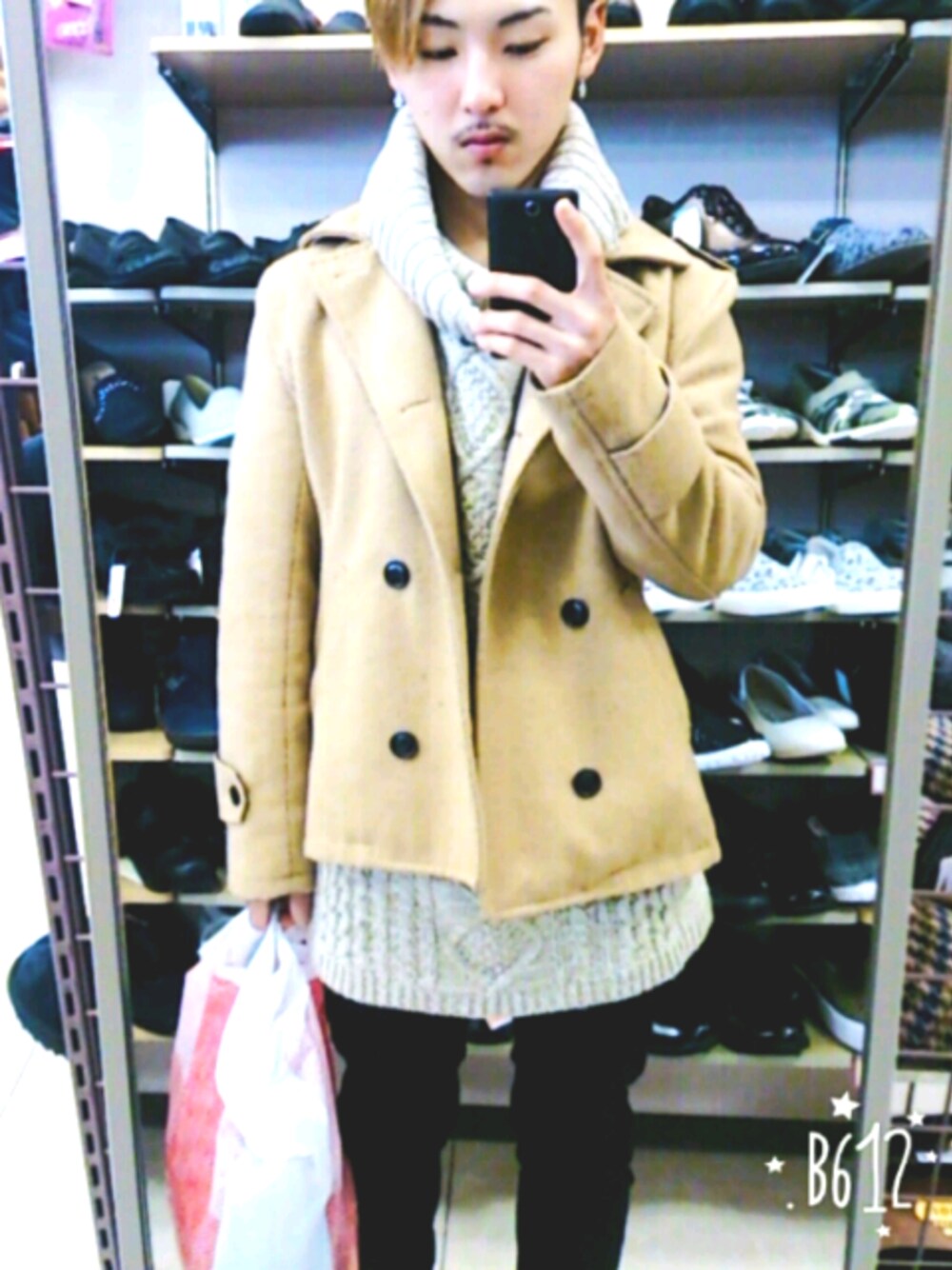 ベージュ系のニット/セーターを着用したメンズの冬コーディネートの1枚目の写真