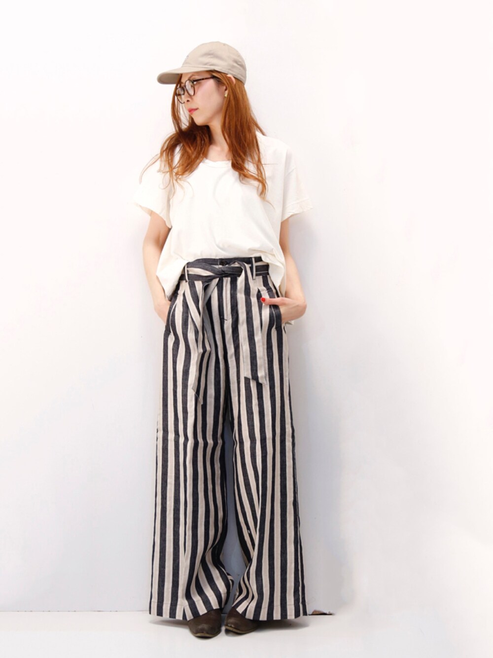 「シンプルコーデ、春コーデ、オトナ女子、ワイドパンツ、ストライプパンツ」｜「Johnbullのアイテム（Tシャツ/カットソー、ホワイト系）」を使った、Sachiko Moriutiさん（レディース・168cm）の冬コーディネートの1枚目の写真