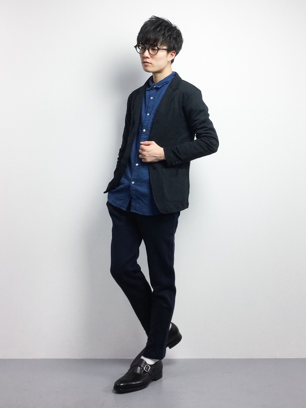 「ジャケット、カジュアル、シンプル、黒、大人カジュアル、革靴、ラフ、冬、きれいめカジュアル、オトナカジュアル」｜「THE CASUALのスムース2Bテーラードジャケット（テーラードジャケット、ブラック系）」を使った、武井一輝さん（メンズ・173cm）の冬コーディネートの1枚目の写真