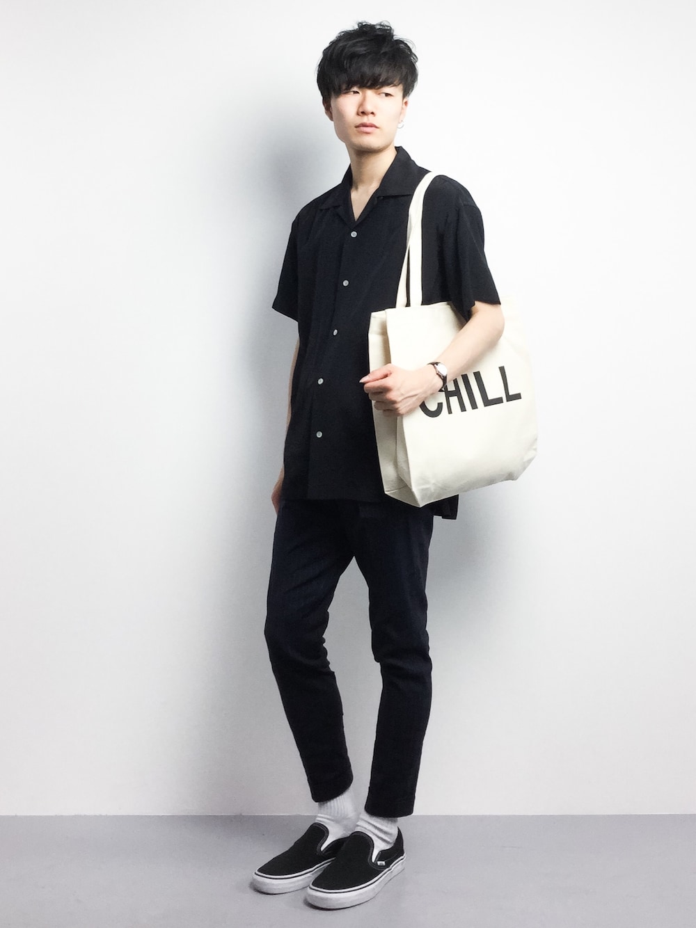 ブラック系のシャツ/ブラウス、ブルー系のその他パンツ、ホワイト系のトートバッグを着用したメンズの春コーディネートの1枚目の写真