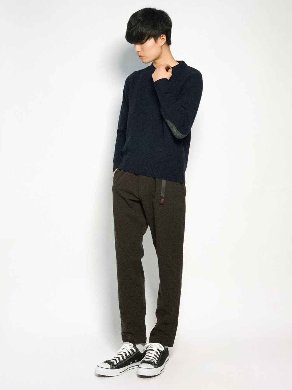 ブルー系のニット/セーター、ブラウン系のその他パンツ、ブラック系のスニーカーを着用したメンズの秋コーディネートの1枚目の写真