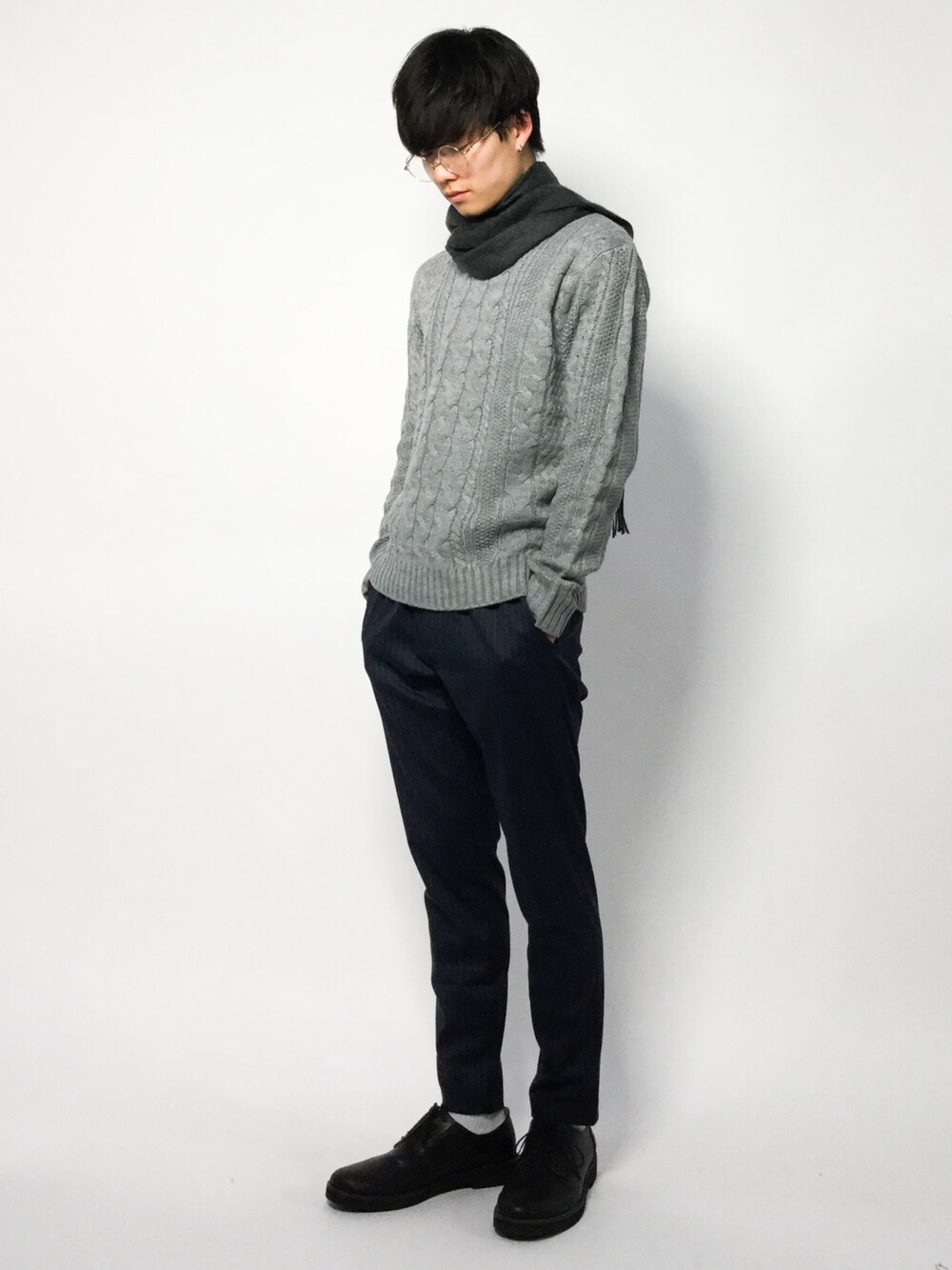 武井一輝さんの「ケーブル編みクルーネックニットセーター（improves）」を使ったコーディネートの1枚目の写真