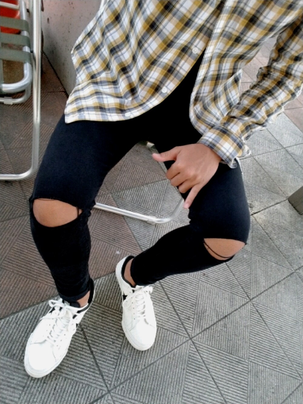 「秋服、スキニーデニム、スニーカー、ユニクロ、シャツ、ダメージスキニー、大学生、H&M、converse、コンバース」｜「tk.TAKEO KIKUCHIのヘリンボーンチェック柄シャツ（シャツ/ブラウス、イエロー系）」を使った、 Ryuさん（メンズ・100cm）の秋コーディネートの1枚目の写真