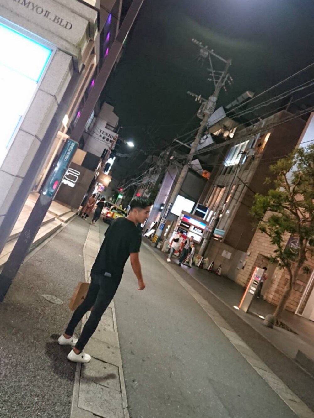 「シンプル、ユニクロ、黒、大学生、プチプラ、黒スキニー」｜「UNIQLOのアイテム（Tシャツ/カットソー、ブラック系）」を使った、 Ryuさん（メンズ・100cm）の秋コーディネートの1枚目の写真