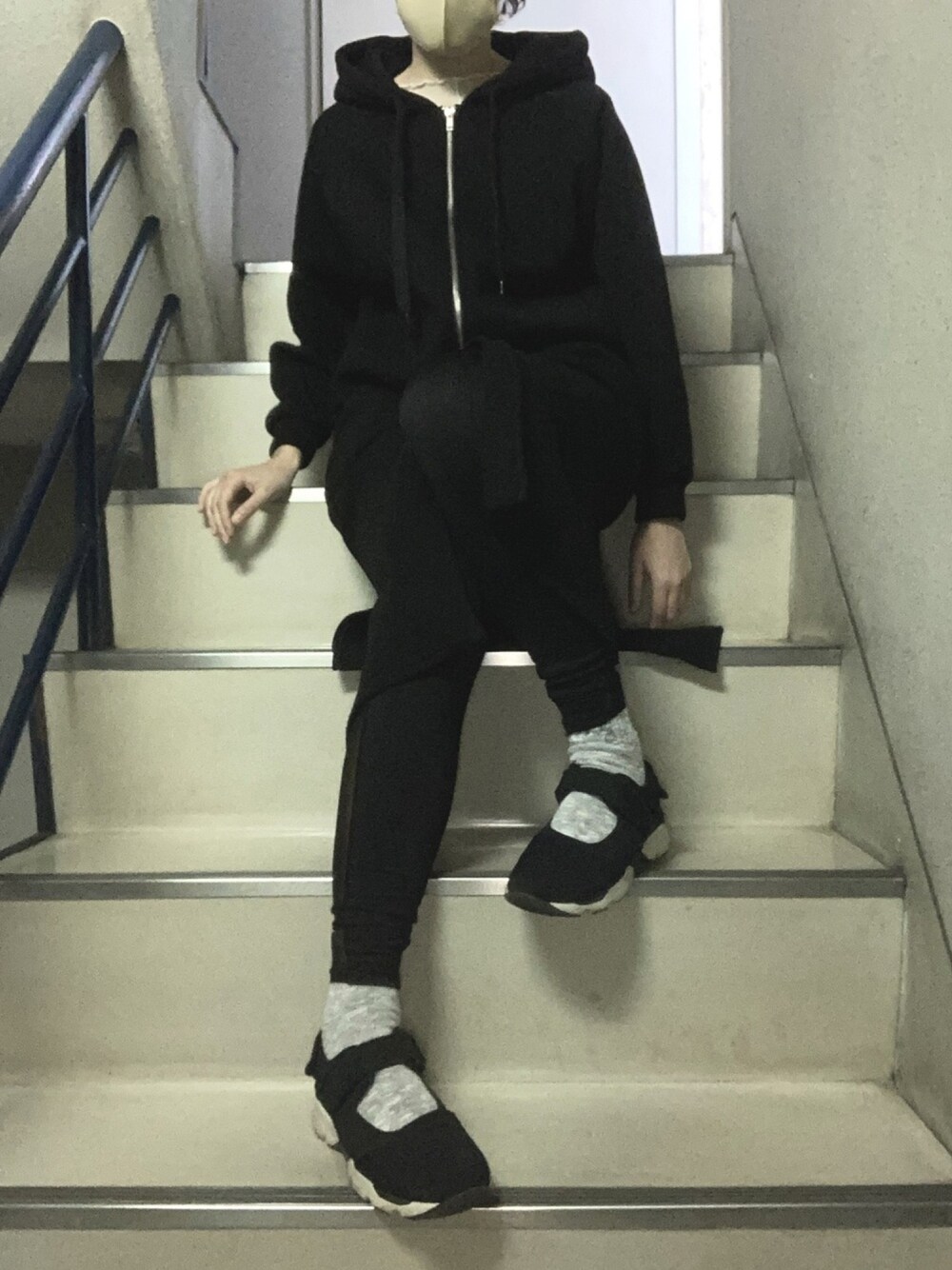 「MARNI、スニーカー、ゆったりコーデ、真っ黒コーデ、アクティブ、古着、古着コーデ」｜「VINTAGEのアイテム（パーカー、ブラック系）」を使った、gralalaさん（レディース・163cm）の春コーディネートの1枚目の写真