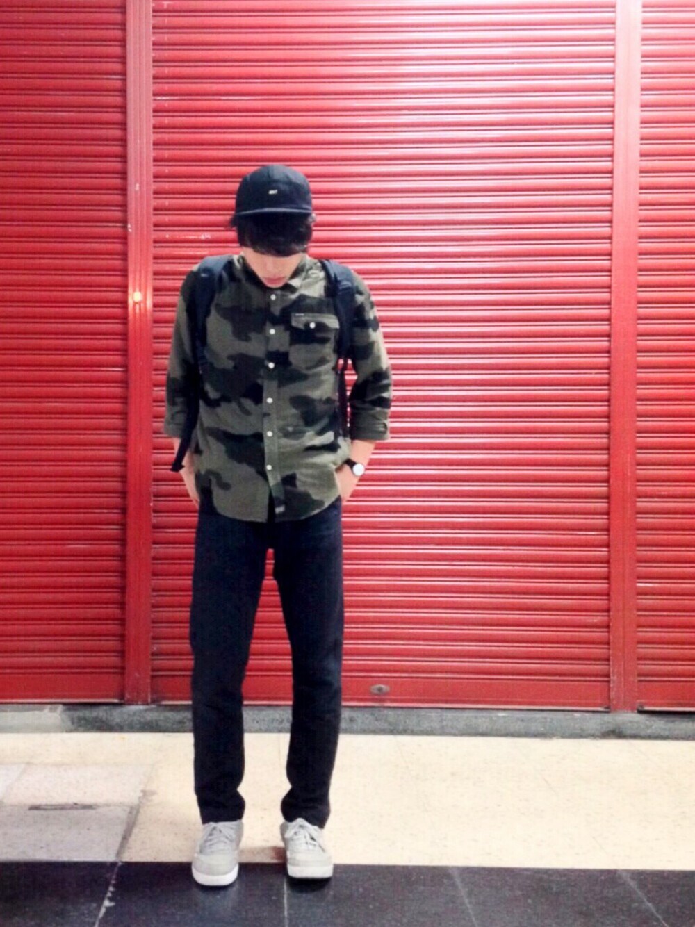 「黒リュック、PORTER、カモフラ、OBEY、VOLCOM、swatch、BEAMS、ストリート、reebok、カモフラシャツ」｜「OBEYのSTANDARD 5 PANEL（キャップ、ブラック系）」を使った、よこちんさん（メンズ・173cm）の秋コーディネートの1枚目の写真