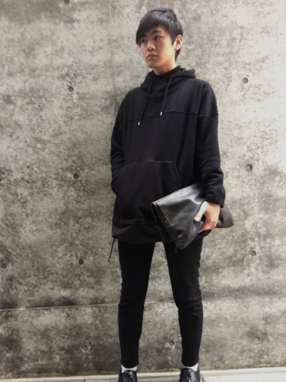 「黒、パーカー」｜「CABANE de ZUCCaのコットン裏毛（パーカー、ブラック系）」を使った、けっけさん（メンズ・176cm）の春コーディネートの1枚目の写真