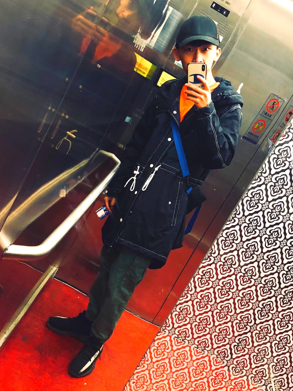 「Yeezyのアイテム（スニーカー、ブラック系）」を使った、Hwangyanhoweさん（メンズ・174cm）の冬コーディネートの1枚目の写真