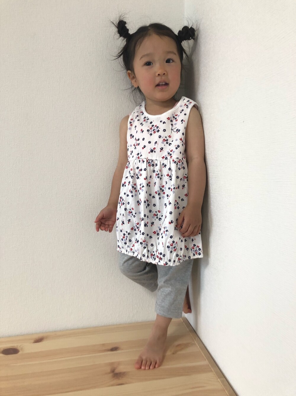「キッズファッション、キッズコーデ、ベビーコーデ、組曲、組曲KIDS、女の子、2歳」｜「組曲のアイテム（チュニック、ホワイト系）」を使った、kotorihiさん（キッズ・80cm）の春コーディネートの1枚目の写真