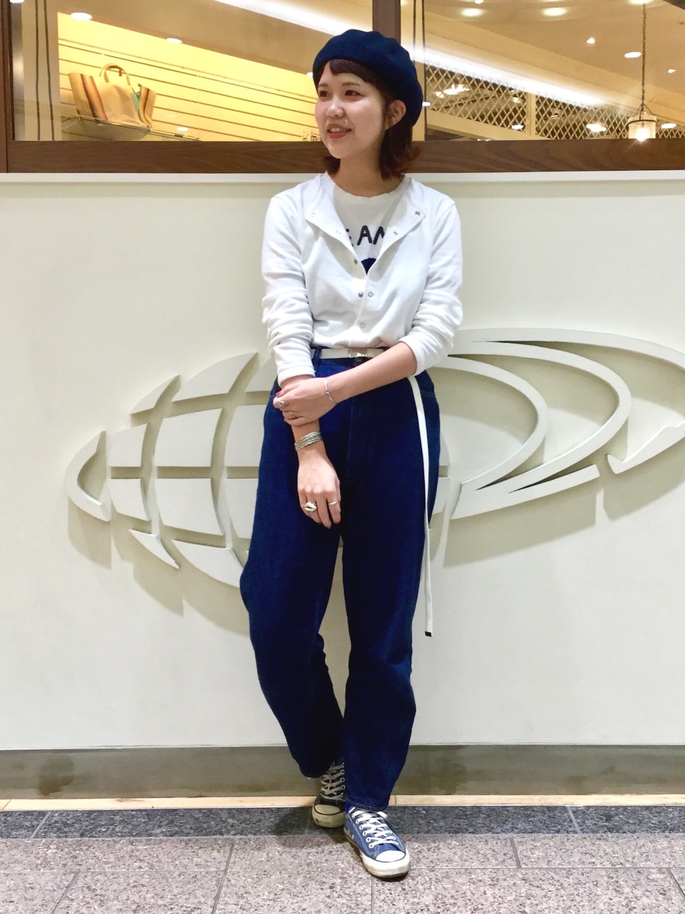 「BEAMS BOY、シンプル、スニーカー、パンツスタイル」｜「BEAMS BOYのBEAMS BOY / リネン 配色 ベレー帽（ハンチング/ベレー帽、ブルー系）」を使った、nishikawaさん（レディース・166cm）の春コーディネートの1枚目の写真