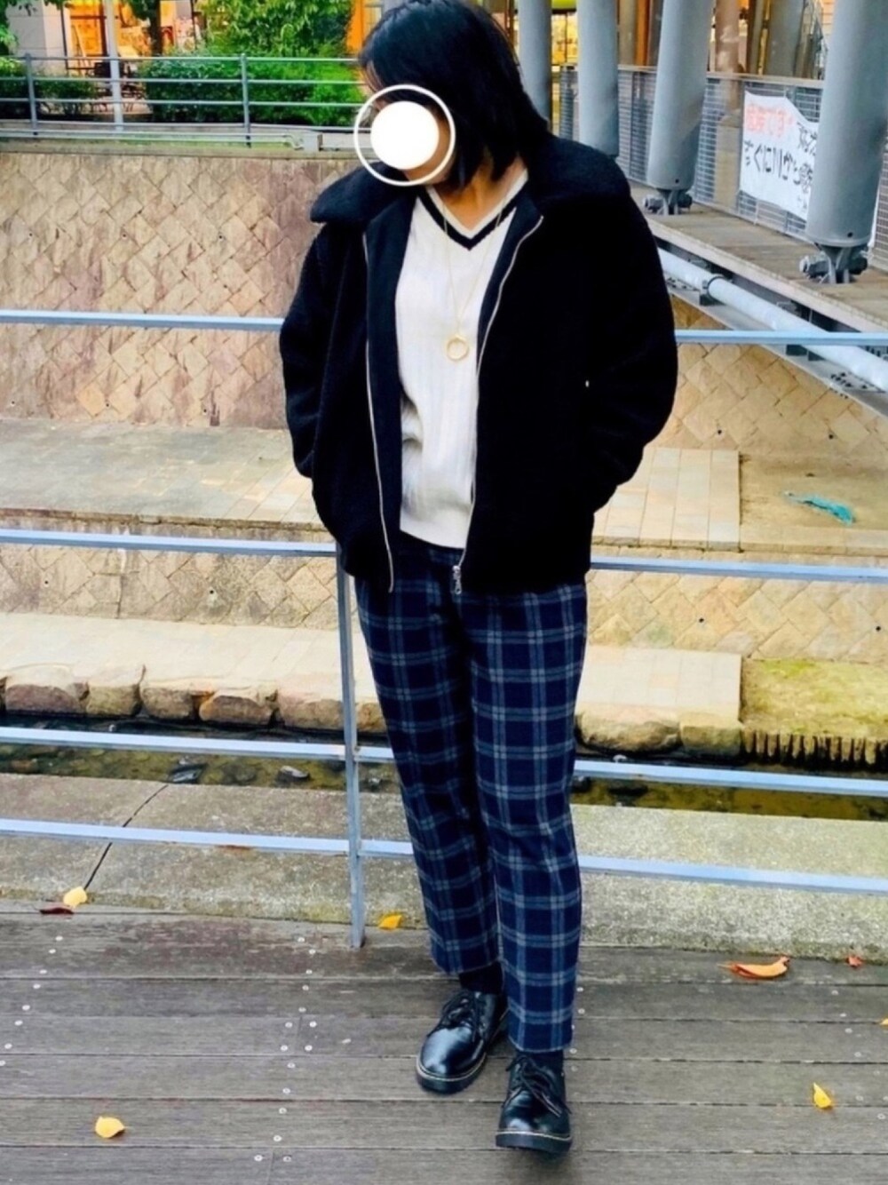 ブラック系のブーツ、ホワイト系のニット/セーター、ブルー系のその他パンツを着用したレディースの秋コーディネートの1枚目の写真