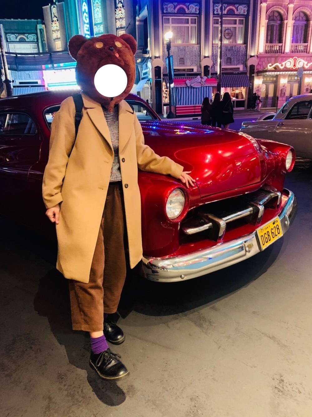 ブラウン系のチェスターコート、ブラック系のブーツ、その他のその他を着用したレディースの秋コーディネートの1枚目の写真