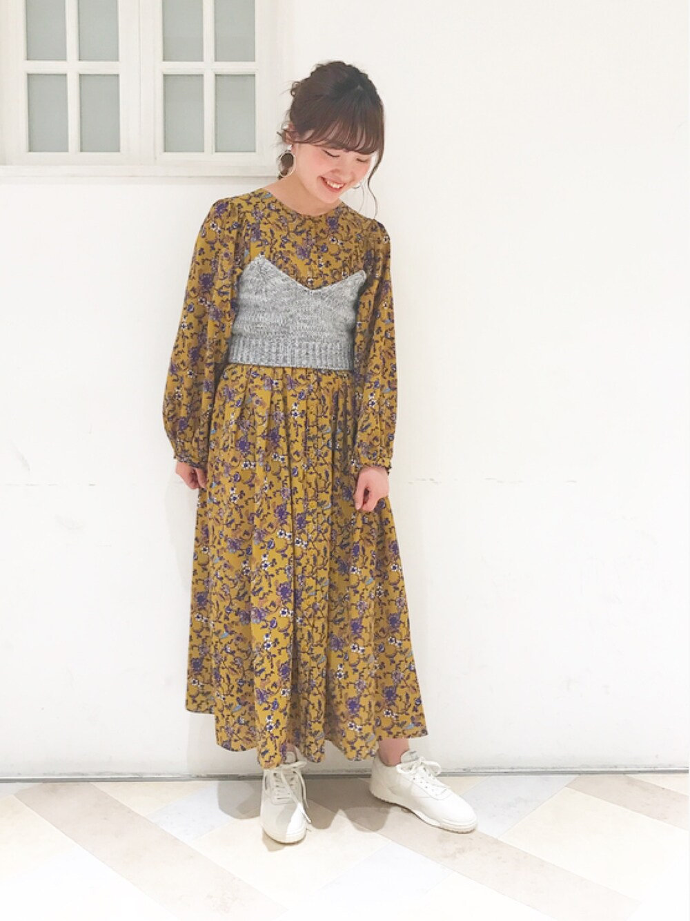 「Kastane、秋コーデ、マキシ丈ワンピース、ワンピース、イエロー、花柄、花柄ワンピース、オトナ女子、ビスチェ、ニットビスチェ」｜「Kastaneの編み上げニットビスチェ（シャツ/ブラウス、グレー系）」を使った、itabaさん（レディース・160cm）の夏コーディネートの1枚目の写真