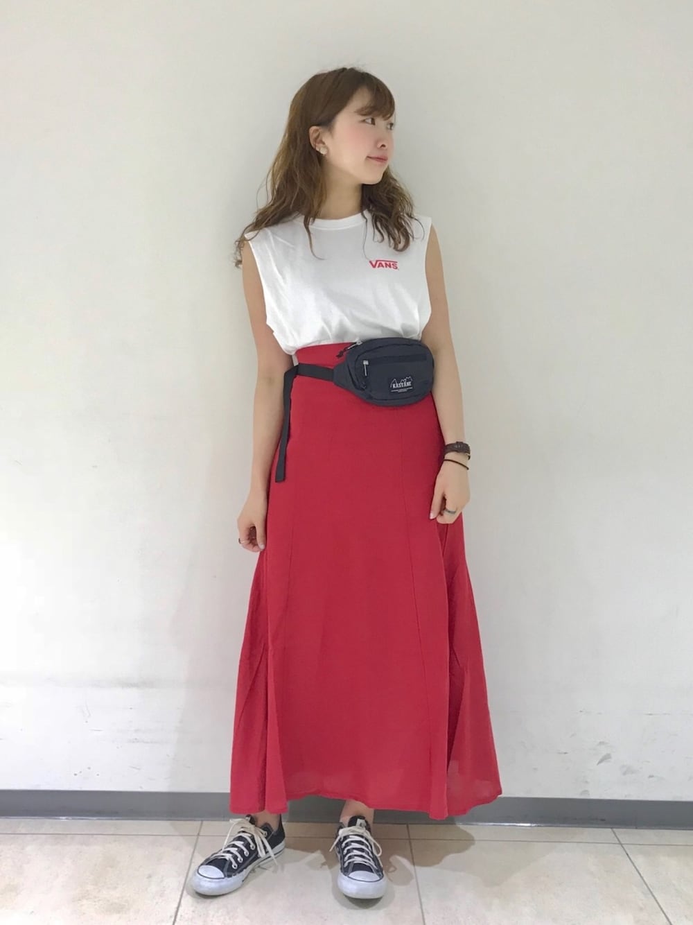 「Kastane、カジュアル、VANS、Tシャツ、スカート、ロングスカート、ノースリーブ」｜「Kastaneのパッカブルウエストポーチ（ボディバッグ/ウエストポーチ、ブラック系）」を使った、itabaさん（レディース・160cm）の夏コーディネートの1枚目の写真