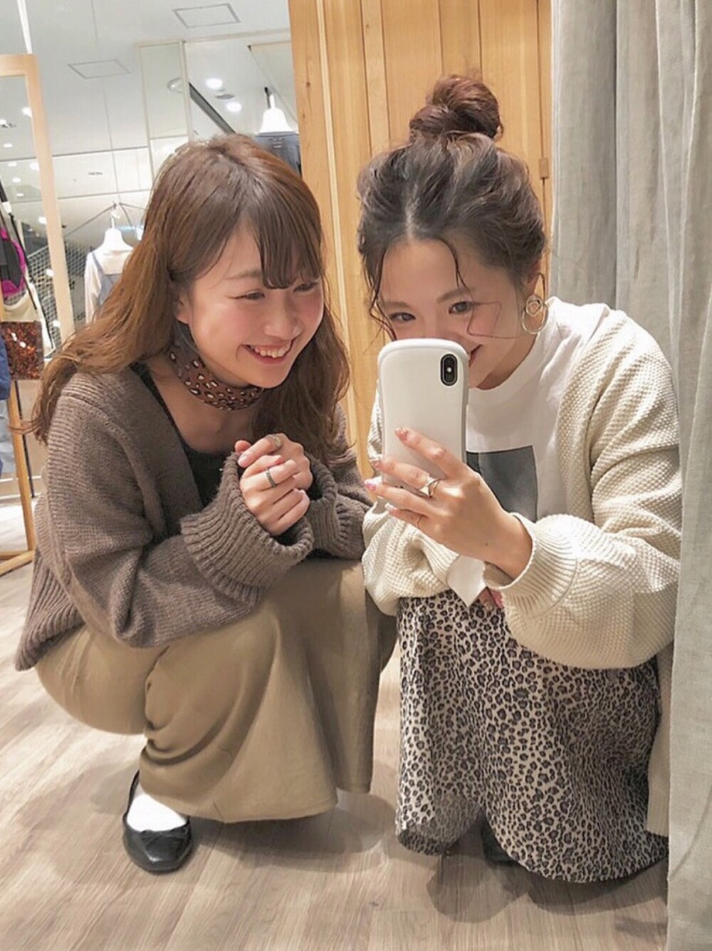「Kastane、秋コーデ、秋冬、ブラウン、スカート、カーディガン、レオパード、ワントーン」｜「Kastaneの鹿の子ニットBIGカーデ（カーディガン/ボレロ、ホワイト系）」を使った、itabaさん（レディース・160cm）の秋コーディネートの1枚目の写真