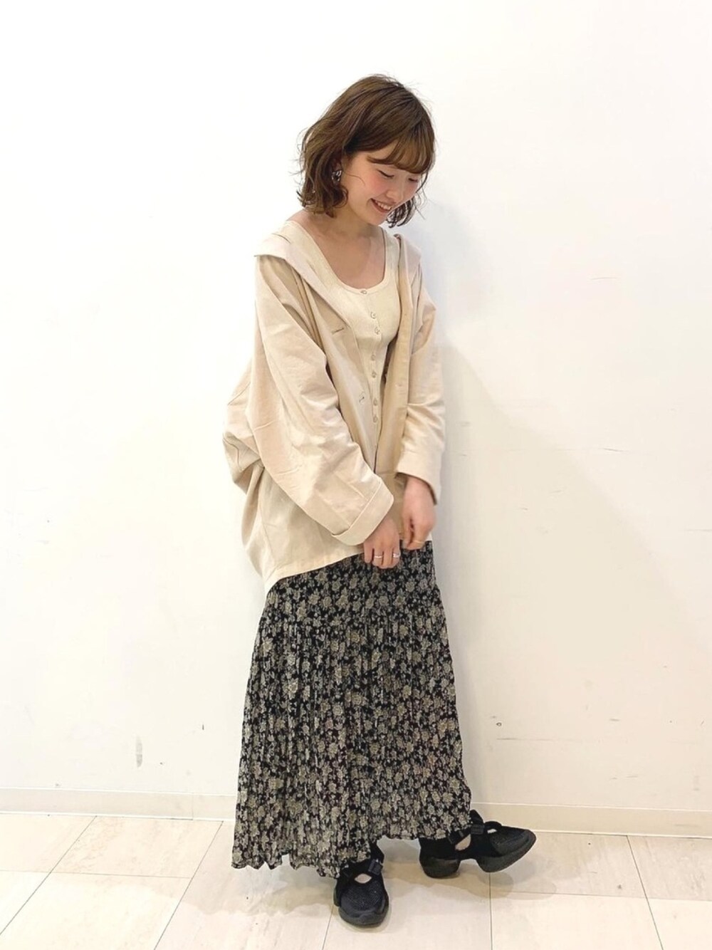 「Kastane、春コーデ、夏コーデ、大人コーデ、ラフ、カジュアルコーデ、ラクチンコーデ、ベージュ、ロングスカート、花柄」｜「KastaneのドルマンBIGジャケット（ノーカラージャケット、ホワイト系）」を使った、itabaさん（レディース・160cm）の春コーディネートの1枚目の写真
