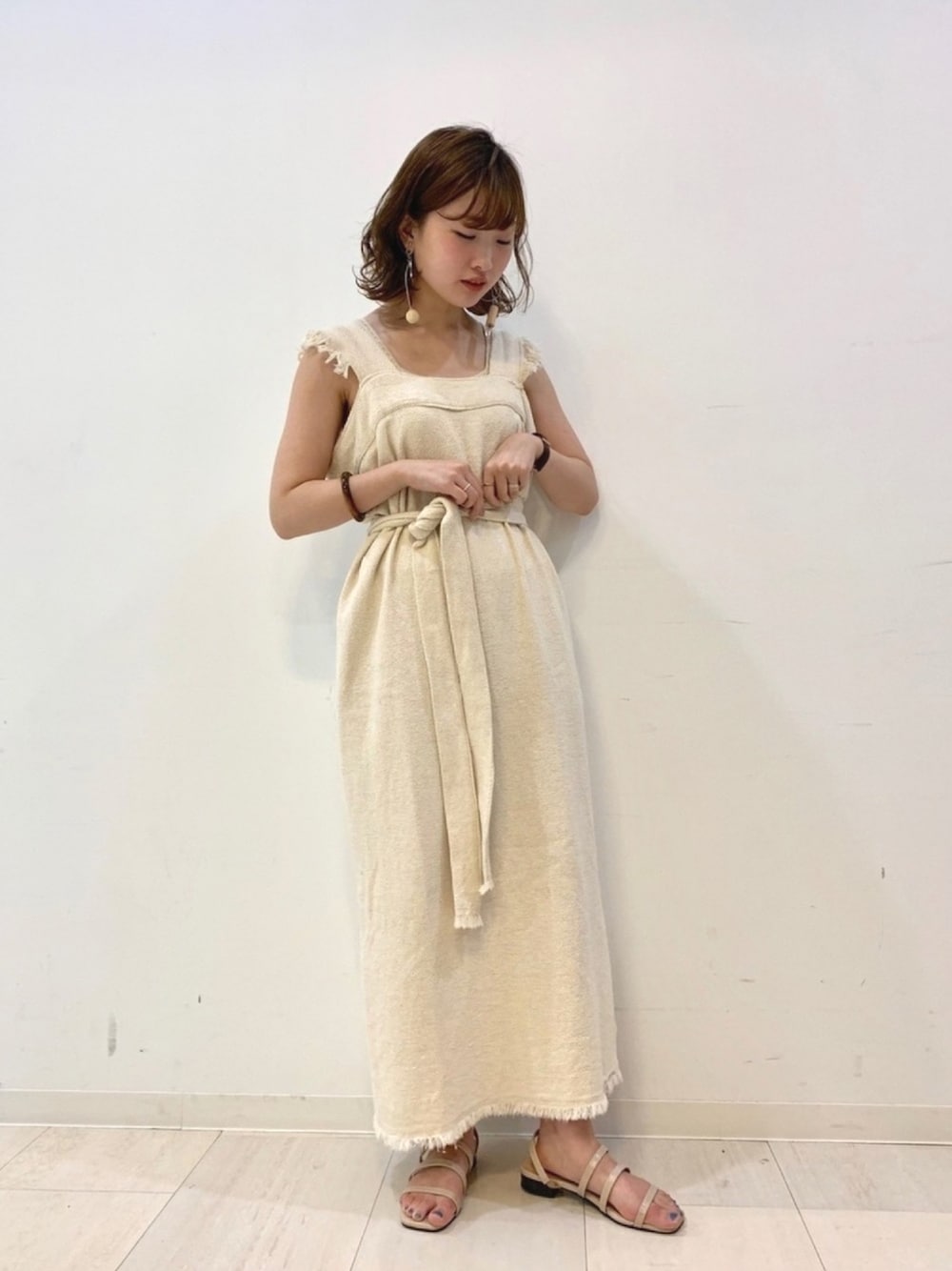 「Kastane、夏、カジュアルコーデ、オトナカジュアル、リラックススタイル、ワントーンコーデ、キレイめ、ワンピース、おでかけ」｜「Kastaneのgathering Weave Dress（ワンピース、グレー系）」を使った、itabaさん（レディース・160cm）の春コーディネートの1枚目の写真