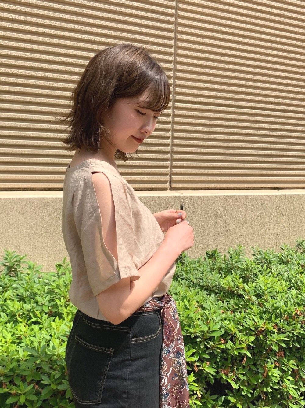 「Kastane、夏、オトナカジュアル、ベージュ、サテン、TEE、ootd」｜「Kastaneの袖スリットサテンTee（Tシャツ/カットソー、ベージュ系）」を使った、itabaさん（レディース・160cm）の夏コーディネートの1枚目の写真