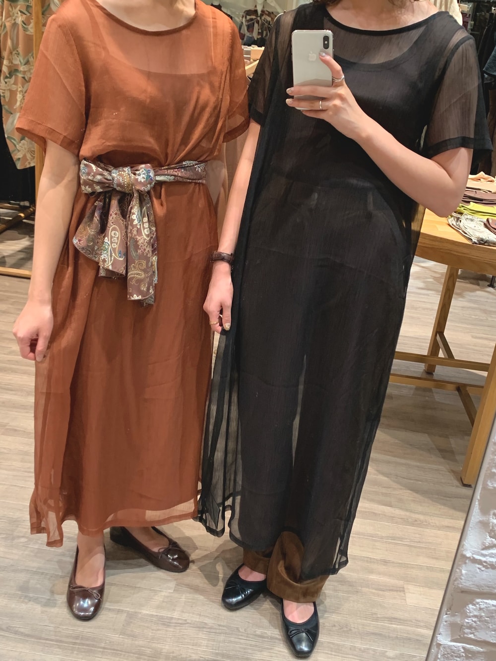 「Kastane、秋コーデ、ワンピース、ロングワンピース、ブラックコーデ、レイヤードスタイル、結婚式、結婚式 ワンピース」｜「KastaneのレイヤードシアーワンピースSET（ワンピース、ブラック系）」を使った、itabaさん（レディース・160cm）の秋コーディネートの1枚目の写真