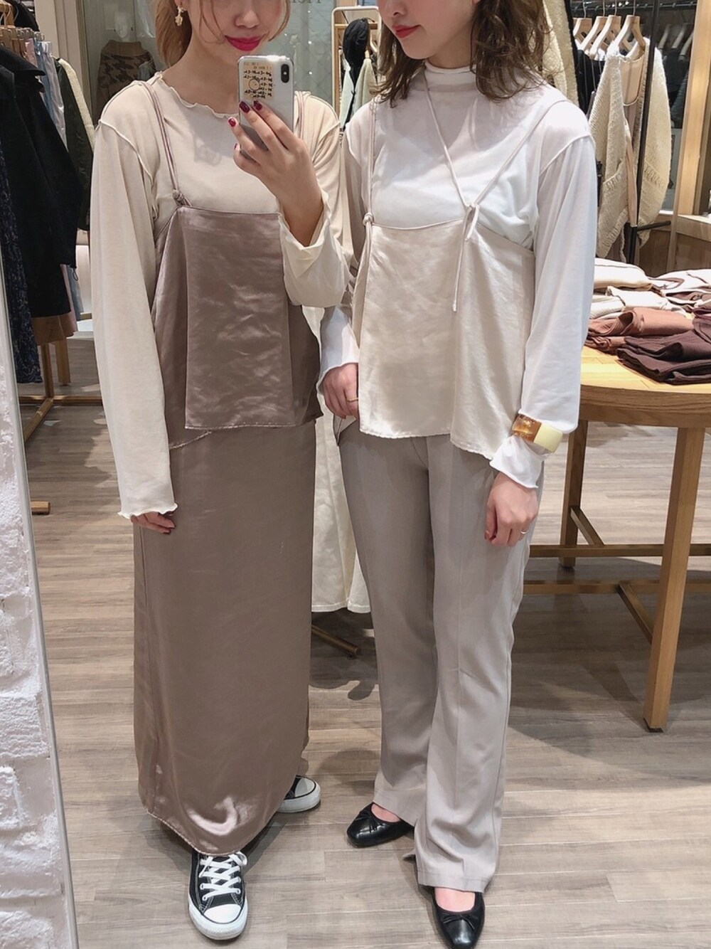 ベージュ系のシャツ/ブラウス、ホワイト系のシャツ/ブラウス、ベージュ系のスカートを着用したレディースの冬コーディネートの1枚目の写真