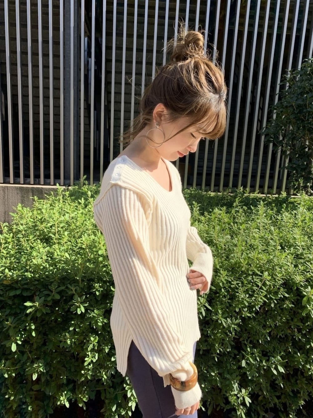 「Kastane、冬コーデ、シンプルコーデ、きれいめカジュアル、ニット、ホワイト」｜「Kastaneのベルベットヤーンリブニット（ニット/セーター、ホワイト系）」を使った、itabaさん（レディース・160cm）の冬コーディネートの1枚目の写真